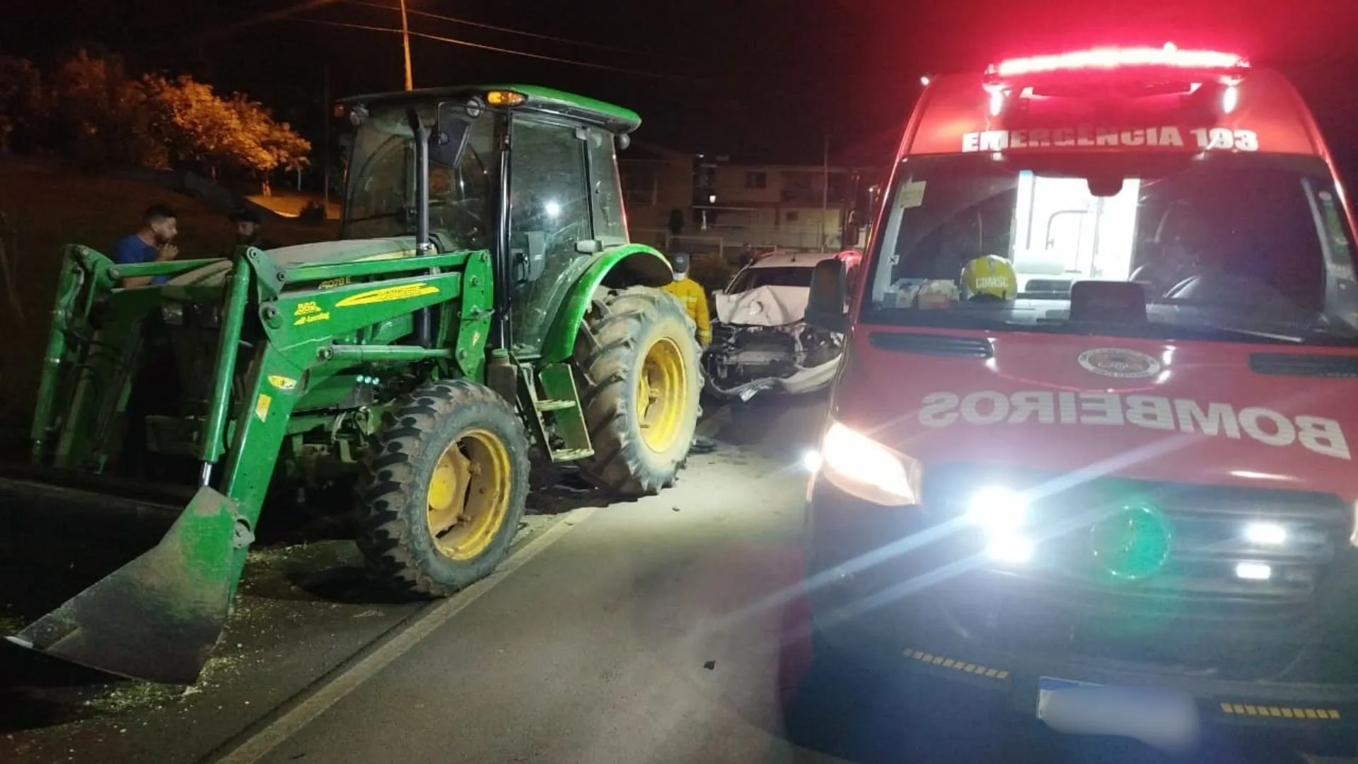 Batida contra trator deixa mulher ferida; quatro crianças estavam no carro