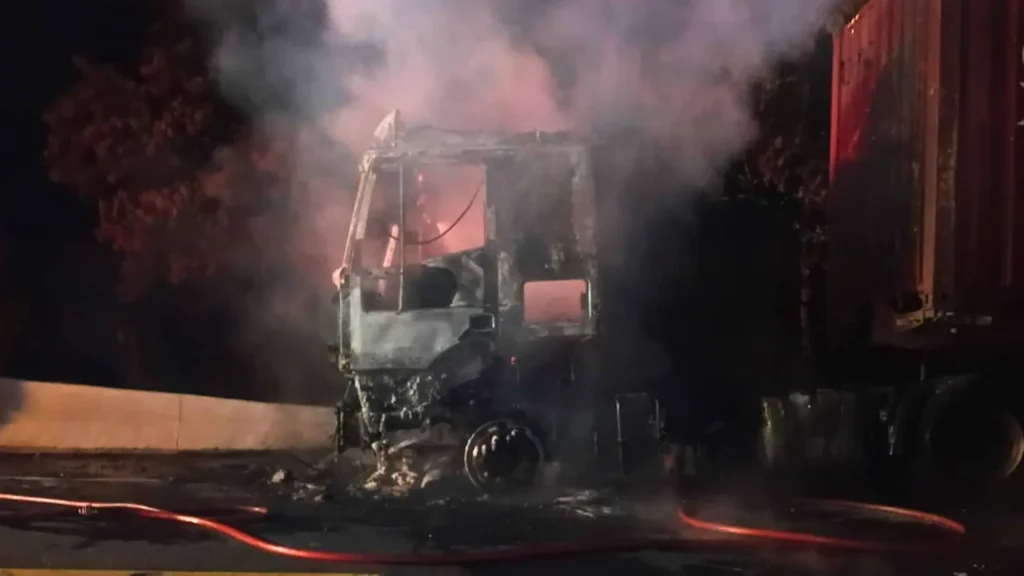 Incêndio em carreta exigiu mais de 3 mil litros de água para ser controlado