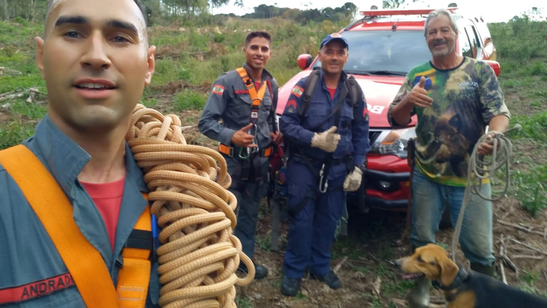 Heróis de farda salvam cachorro em área rural de SC