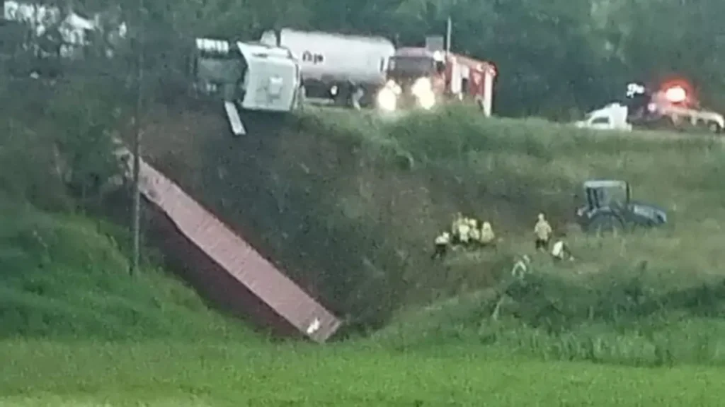 Tombamento de carreta mobiliza equipes na BR-470