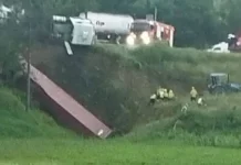 Tombamento de carreta mobiliza equipes na BR-470