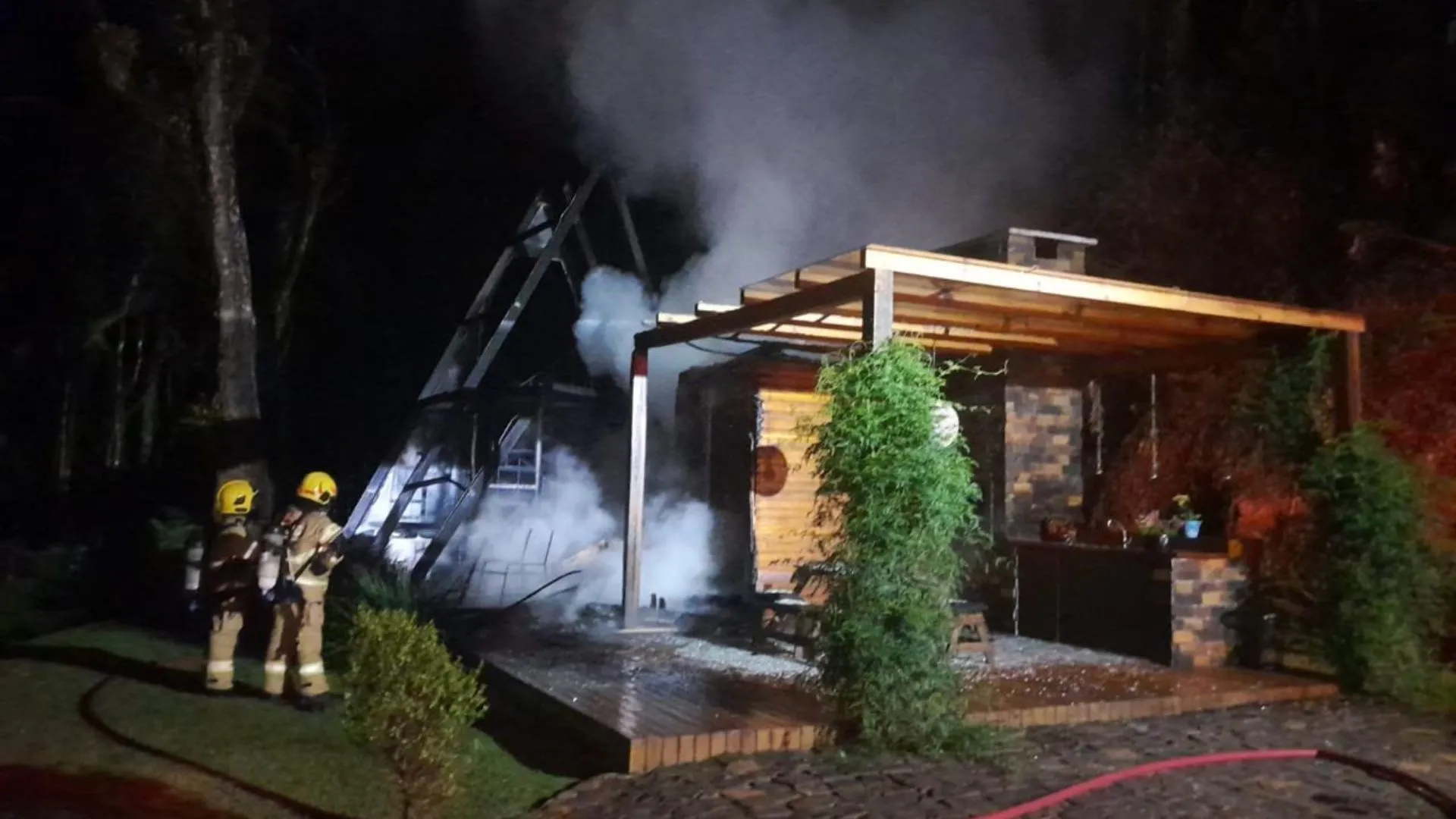 Incêndio destrói ponto turístico em Salto Veloso