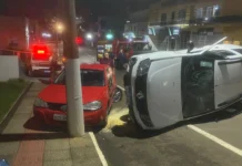 Colisão contra carro estacionado termina em capotamento em Caçador