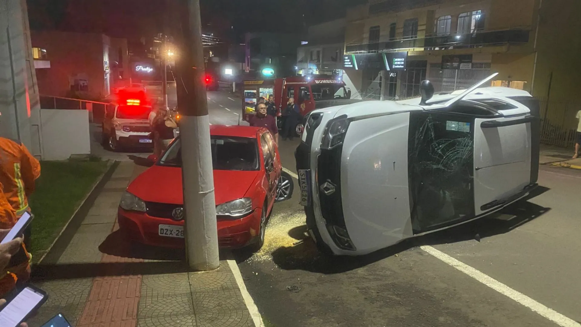Colisão contra carro estacionado termina em capotamento em Caçador