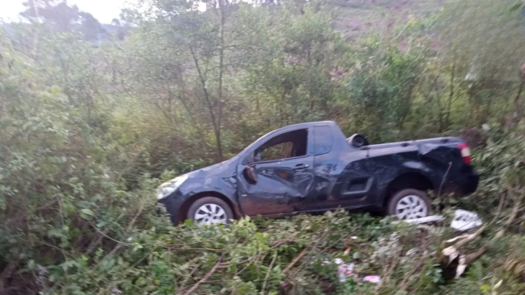 Motorista fica ferido após saída de pista e capotamento de caminhonete em Rio das Antas