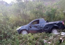 Motorista fica ferido após saída de pista e capotamento de caminhonete em Rio das Antas