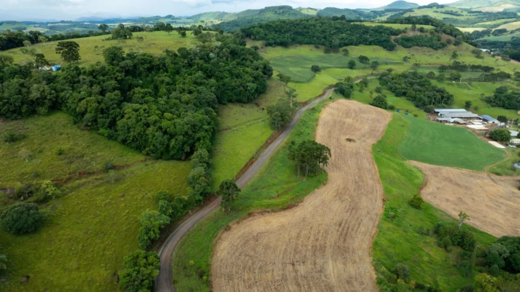 Em visita ao Meio-Oeste, governador anuncia pavimentação de estradas do interior