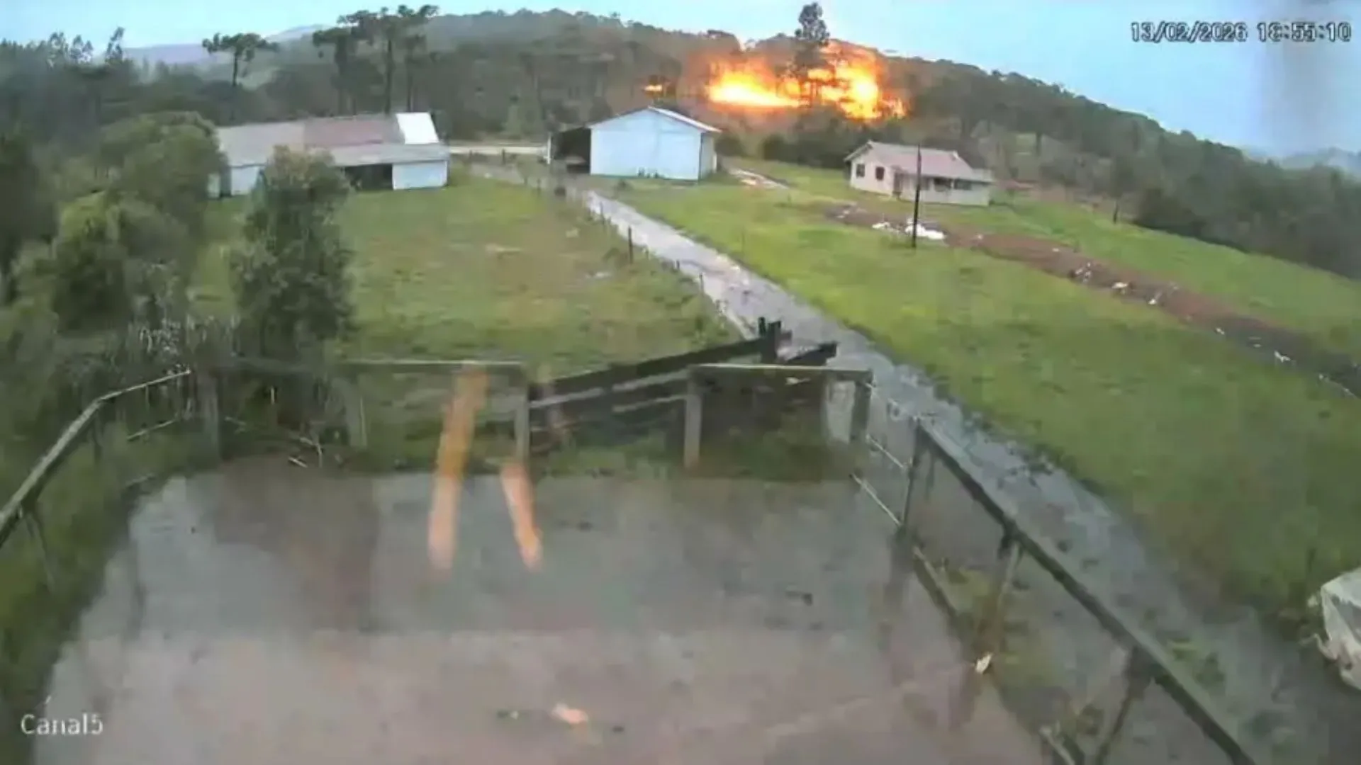 Raio atinge cerca elétrica em propriedade e assusta família