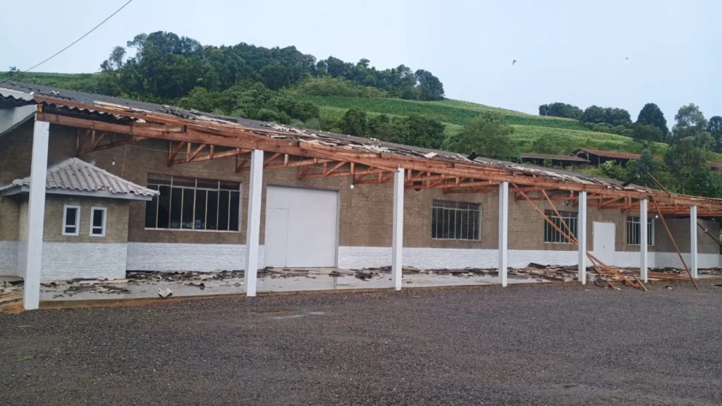 Temporal provoca destelhamentos e danos em Iomerê