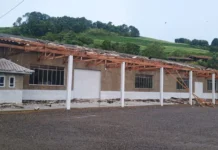 Temporal provoca destelhamentos e danos em Iomerê