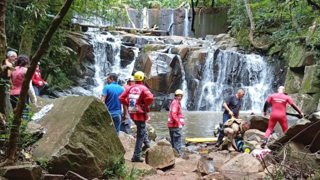 Corpo de jovem de 21 anos é encontrado em cachoeira no Oeste