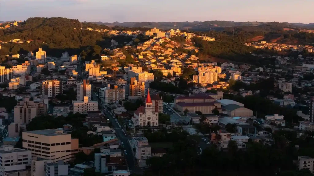 Economia forte, vinhos premiados e empresas que levam o nome de Videira para o mundo