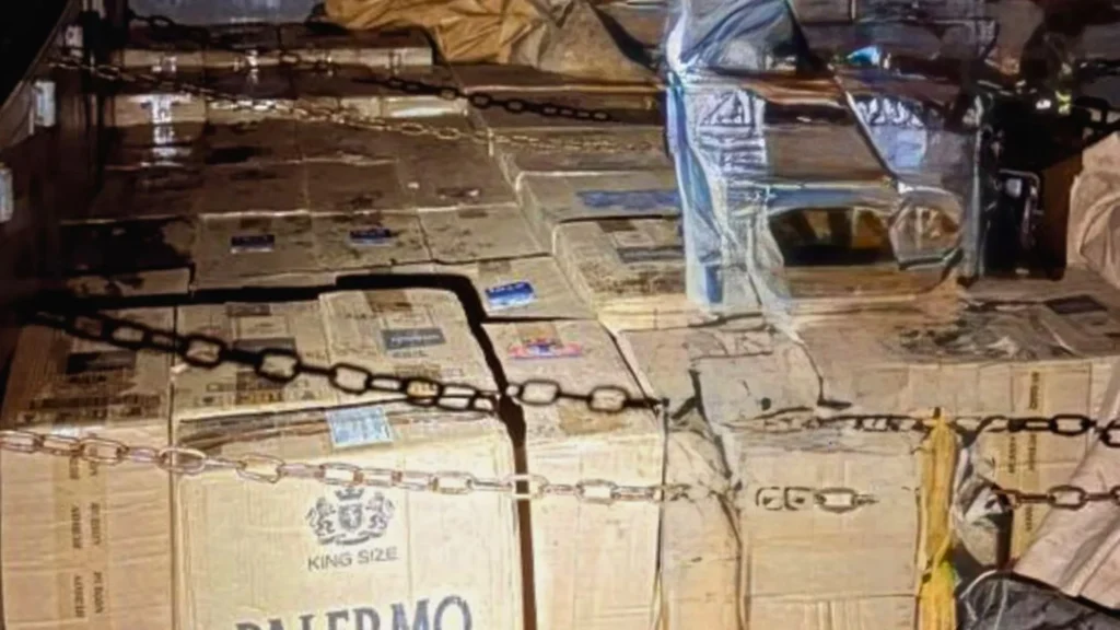 Polícia de Ibicaré apreende caminhão com 60 mil maços de cigarros contrabandeados