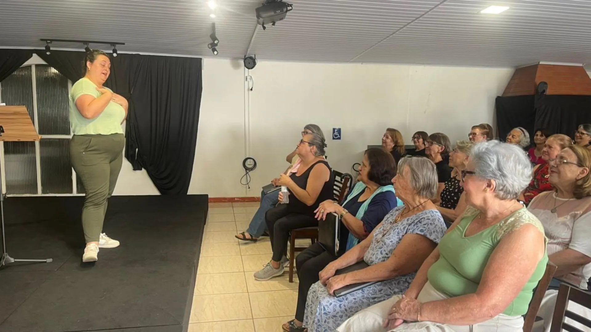 Projeto Cantando a Feliz Idade atende pessoas idosas em Caçador