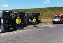Caminhão capota e duas pessoas ficam feridas em Campos Novos