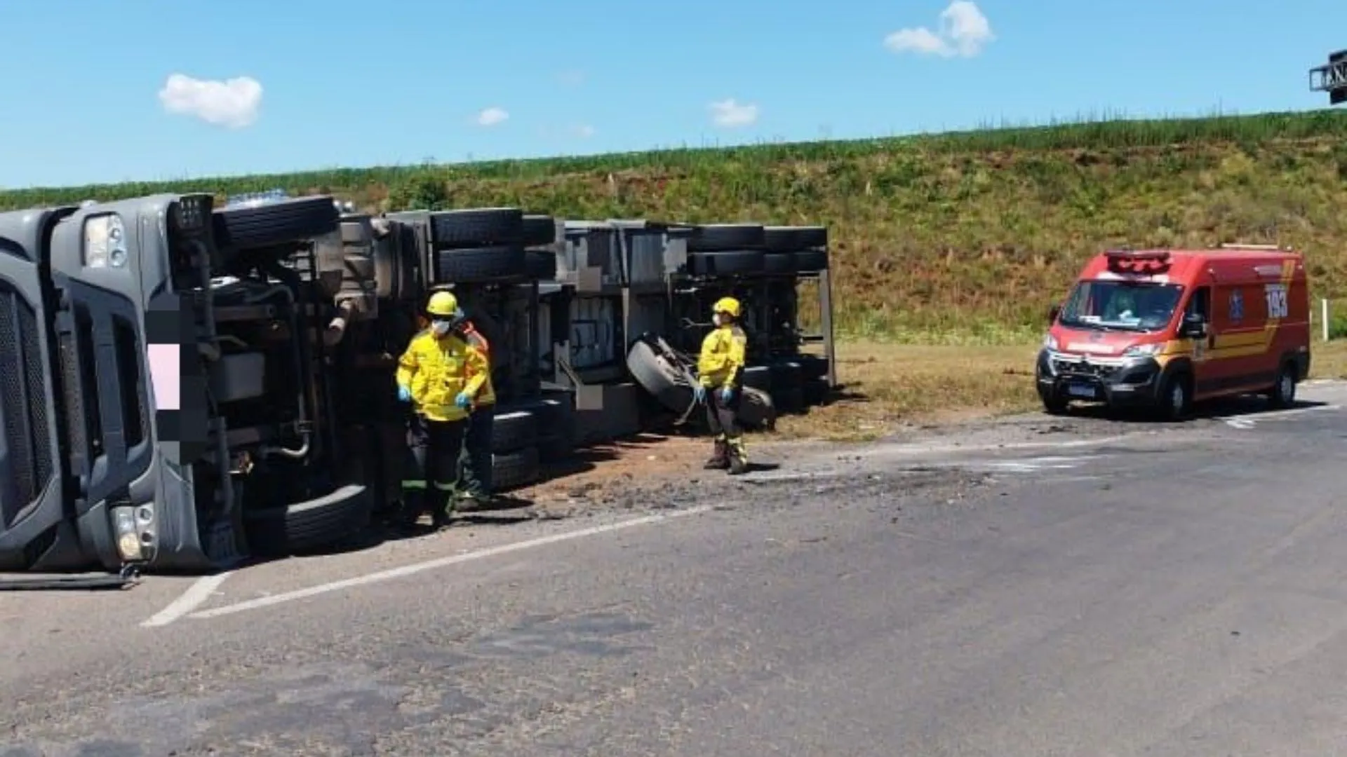 Caminhão capota e duas pessoas ficam feridas em Campos Novos