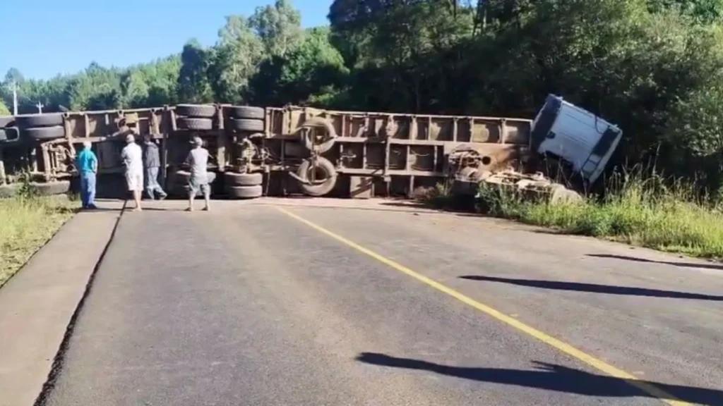 Carreta tomba e interdita SC-350 sentido a BR-153