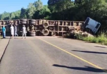 Carreta tomba e interdita SC-350 sentido à BR-153