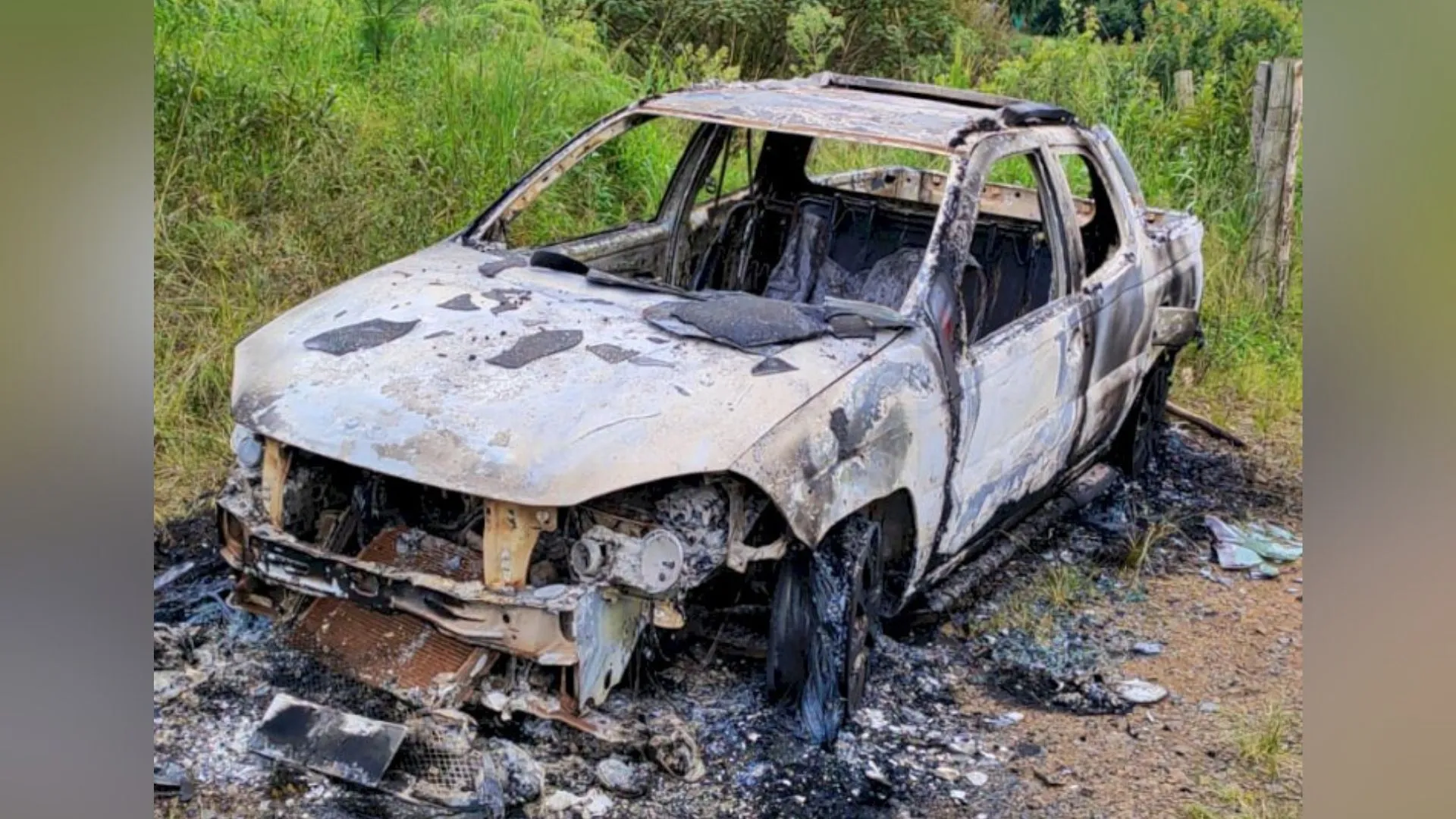 Caminhonete é achada destruída pelo fogo em Lebon Régis