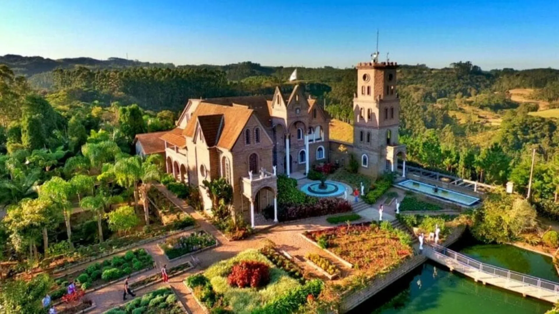 Castelo de pedras construído por pai e filho encanta cidade de SC