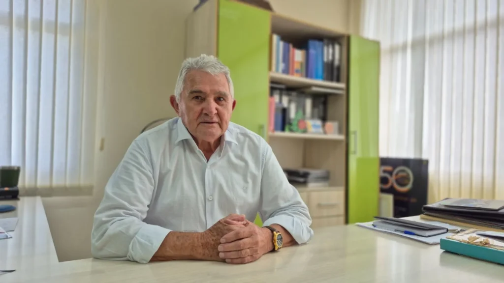 Alesc reconhece trajetória de Clóvis Biscaro, secretário da Amarp