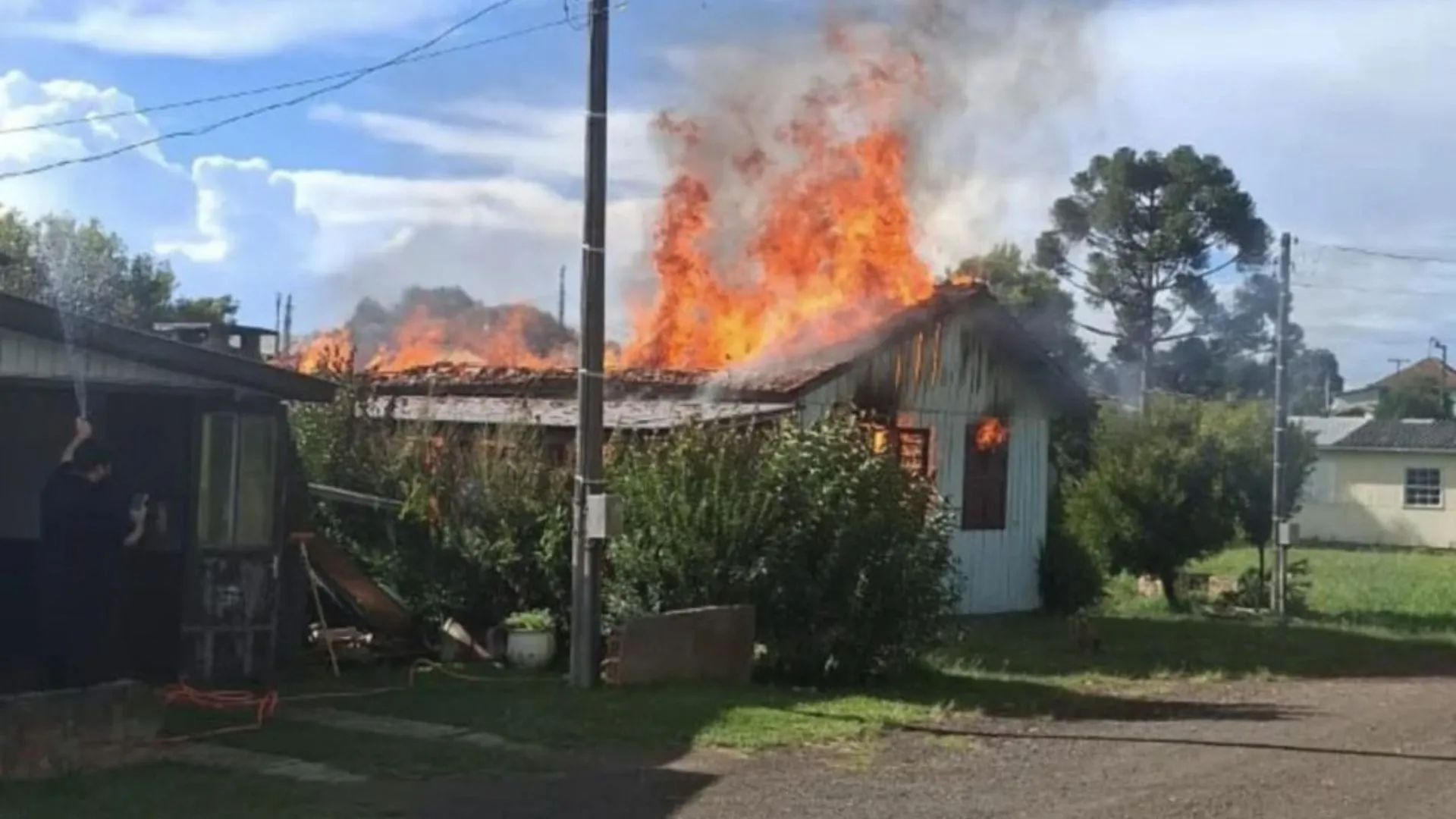 Crianças escapam de incêndio em comunidade do interior