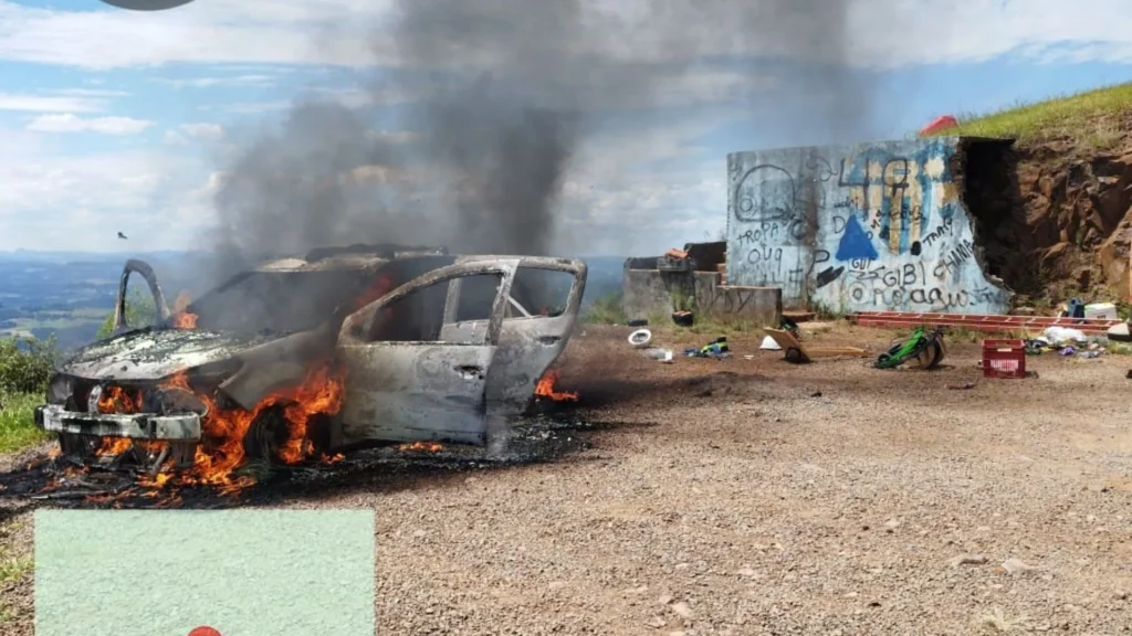 Incêndio destrói veículo próximo ao Morro Agudo em Tangará
