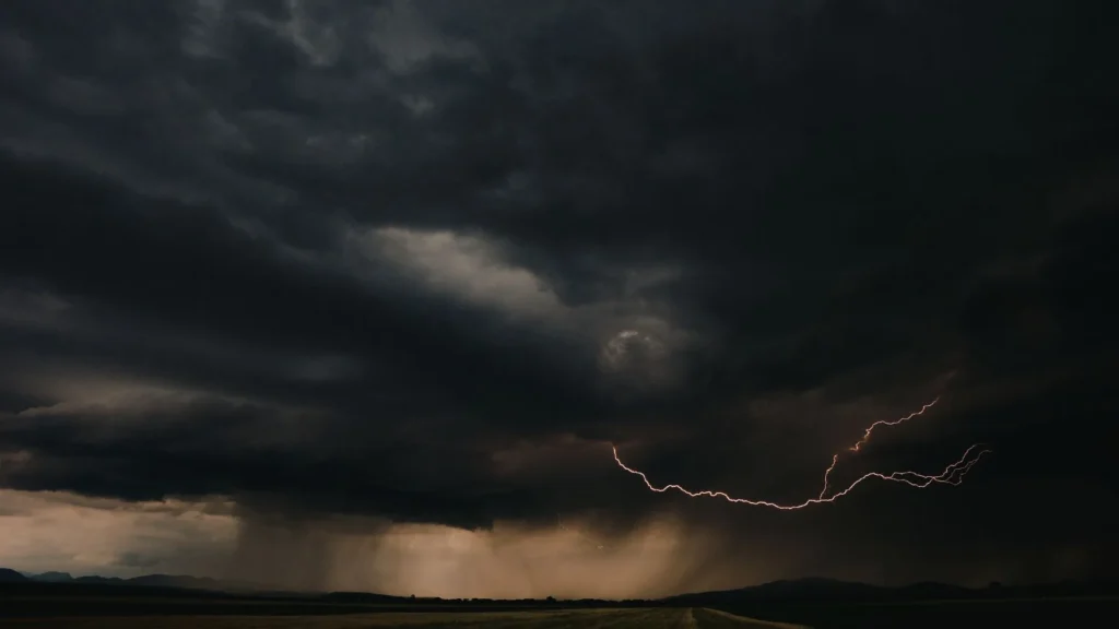 Alerta de tempestade coloca Santa Catarina e 4 estados em perigo