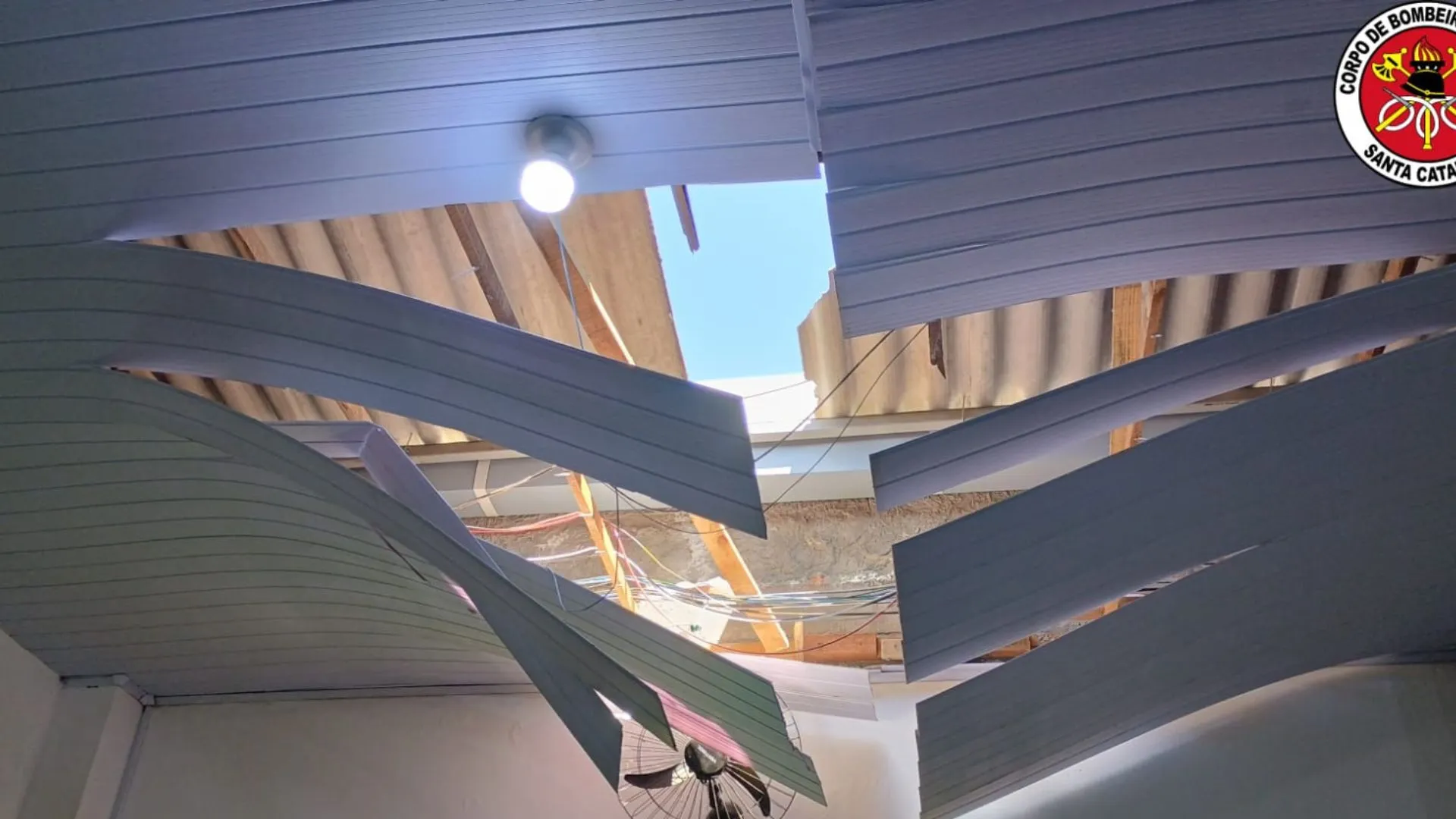 Trabalhadores caem de telhado durante serviço em Lebon Régis