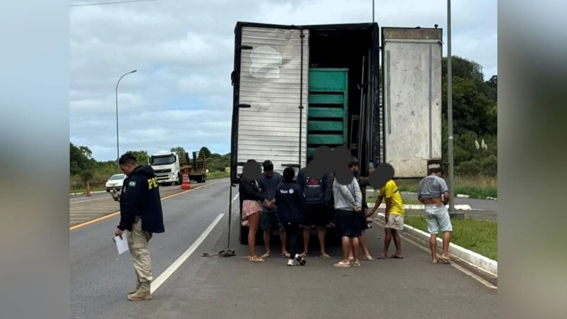 PRF flagra trabalhadores viajando em caminhão baú na BR-282
