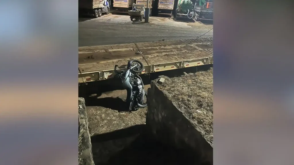 Motociclista despenca de rodovia e cai em pátio da Prefeitura de Caçador