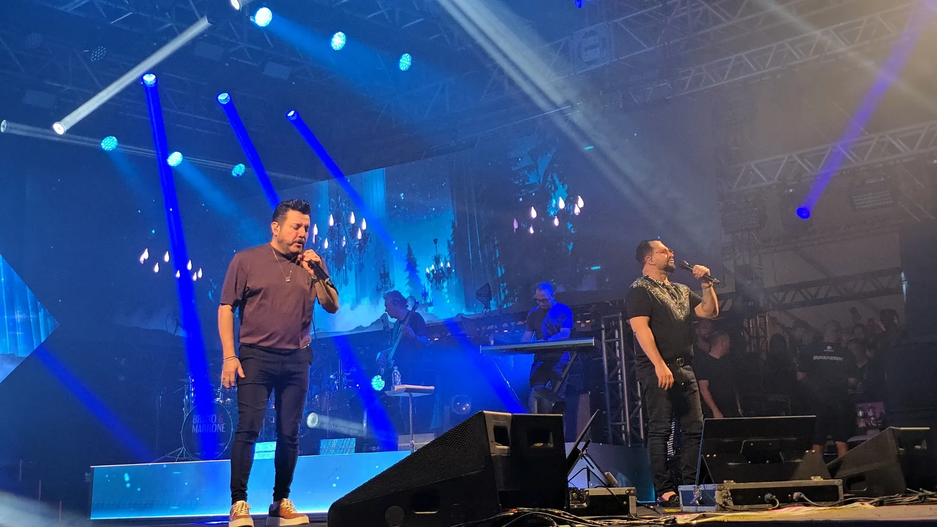 Bruno & Marrone emocionam multidão na ExpoCaçador 2026