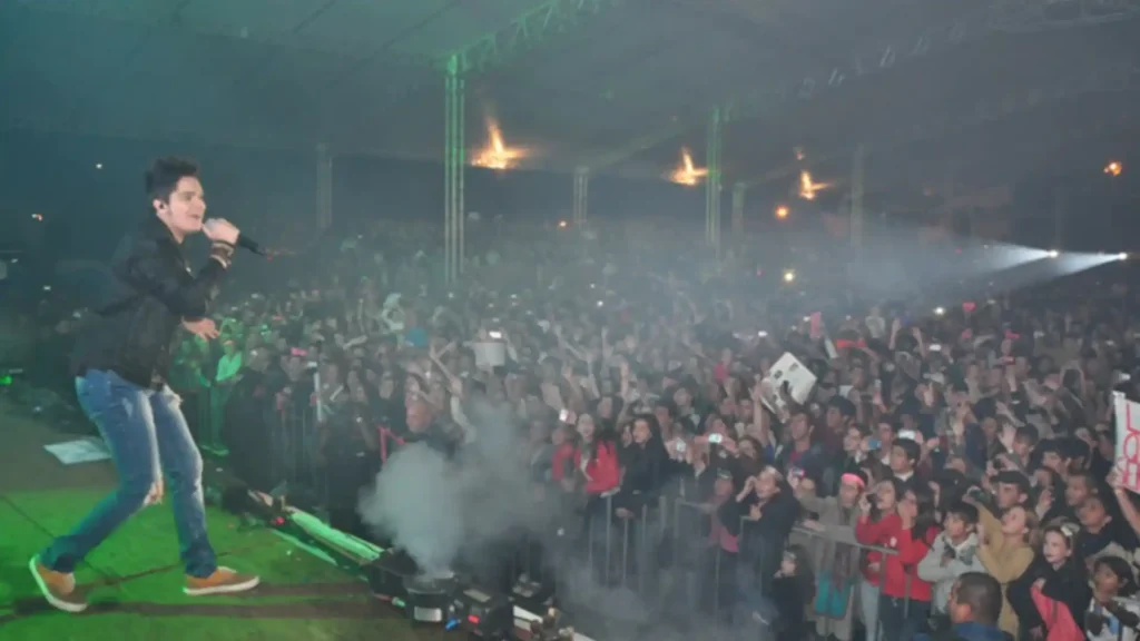 De um cache de 10 mil reais a estrela internacional. O reencontro de Luan Santana com o público caçadorense esconde histórias que poucos lembram.