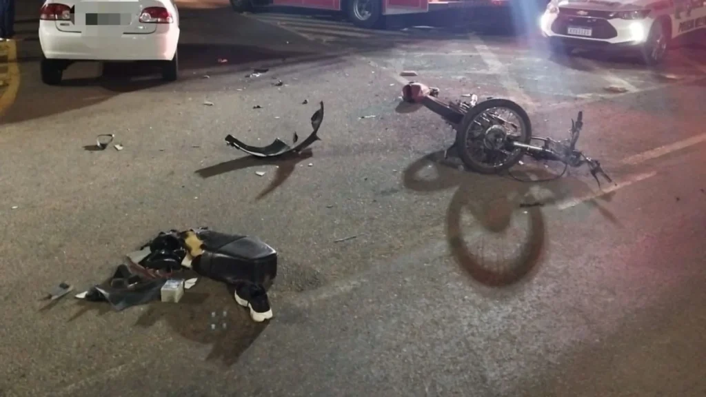 Jovem de 18 anos sofre múltiplas fraturas em colisão frontal