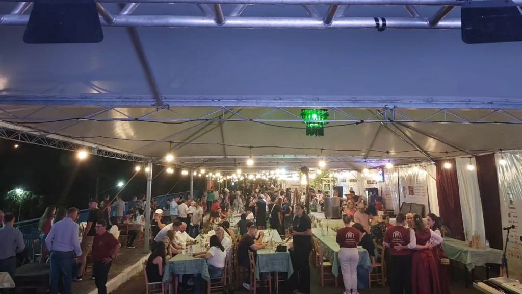 Pisa da uva, vinhos e cultura italiana encantam público na Piazza Di Vino