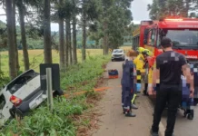 Bombeiros realizam desencarceramento após colisão em Videira