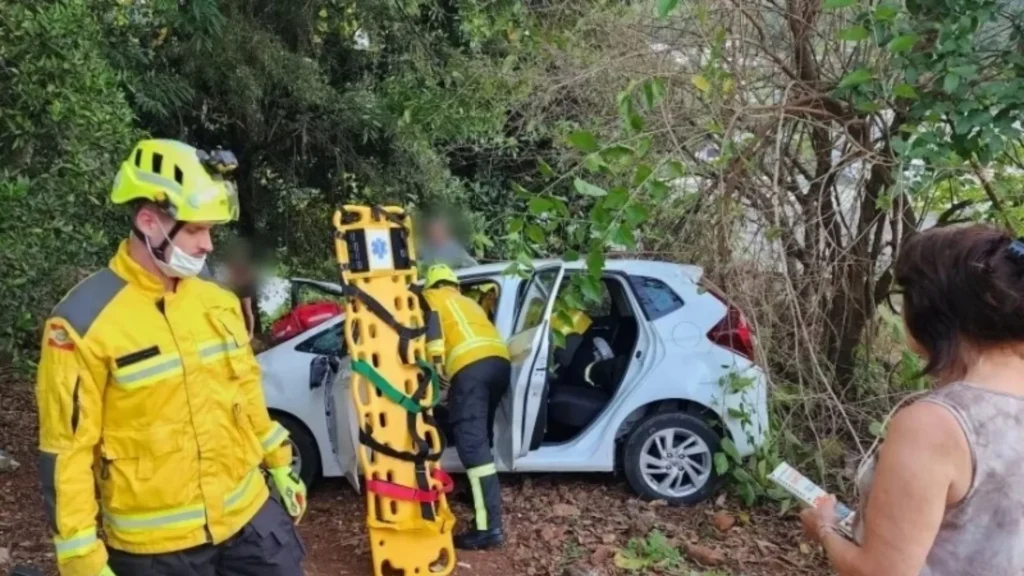 Idosa sofre acidente ao manobrar carro para entrar na garagem de casa