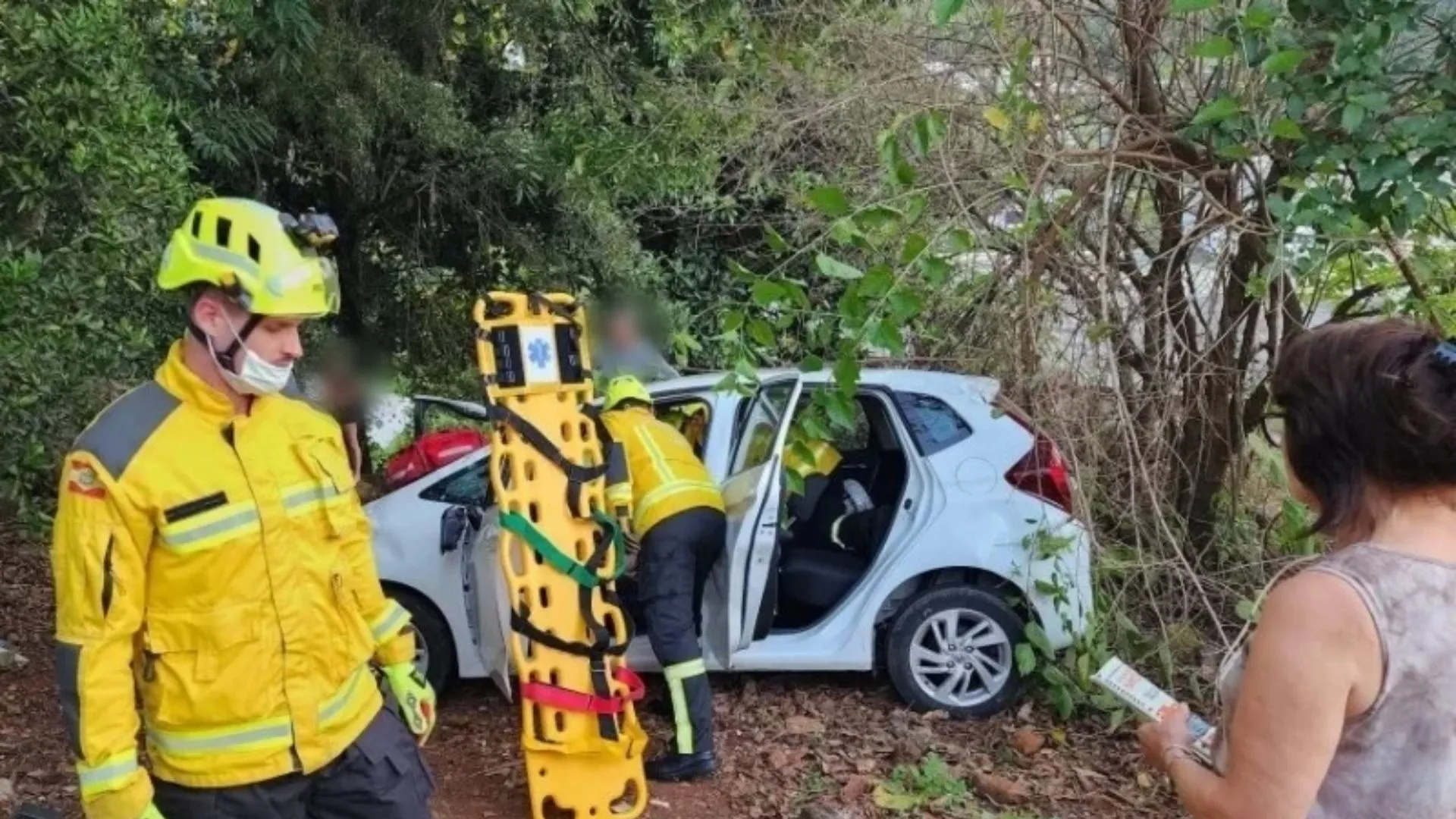 Idosa sofre acidente ao manobrar carro para entrar na garagem de casa