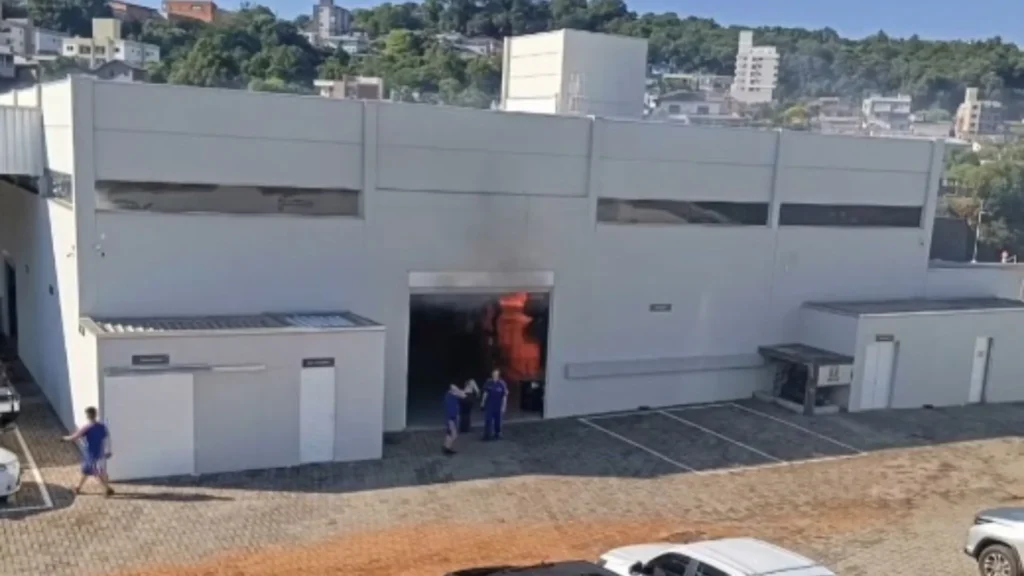 Incêndio na concessionária Mercosul Toyota assusta clientes e funcionários em Videira