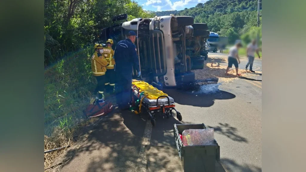 Motorista fica ferido após tombamento de caminhão na rodovia SC-135