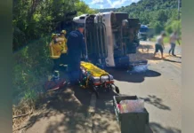 Motorista fica ferido após tombamento de caminhão na rodovia SC-135