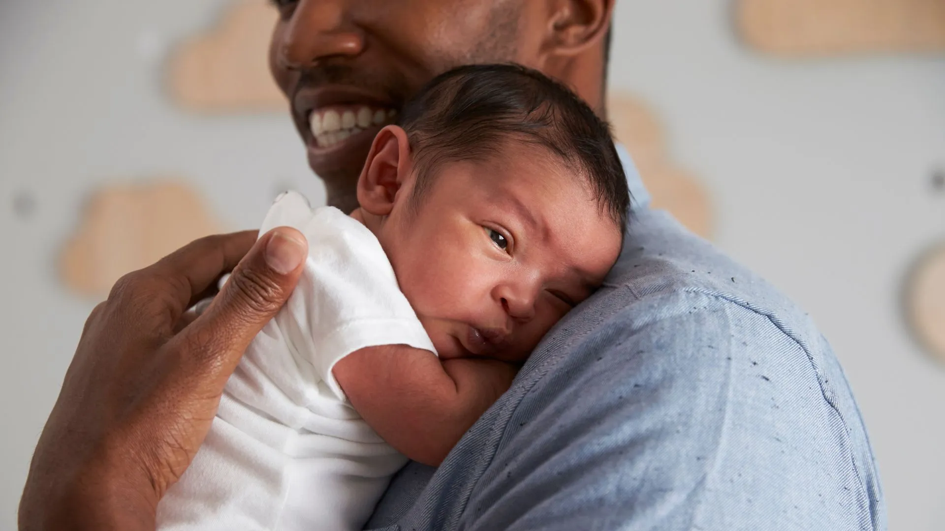 Senado amplia licença-paternidade e cria salário-paternidade