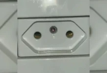 Funcionária descobre câmera escondida em banheiro de empresa em SC