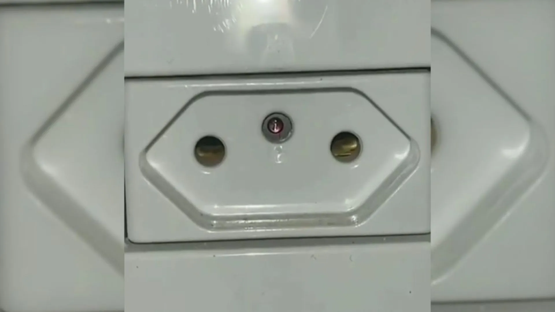 Funcionária descobre câmera escondida em banheiro de empresa em SC