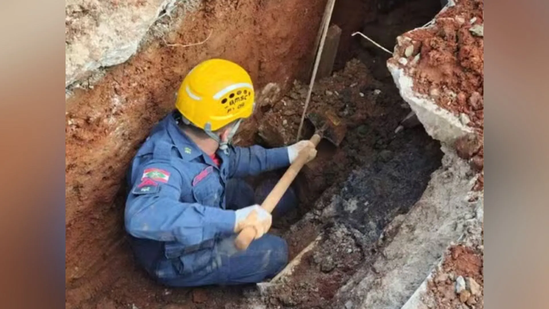 Trabalhador é soterrado durante obra de esgoto em SC