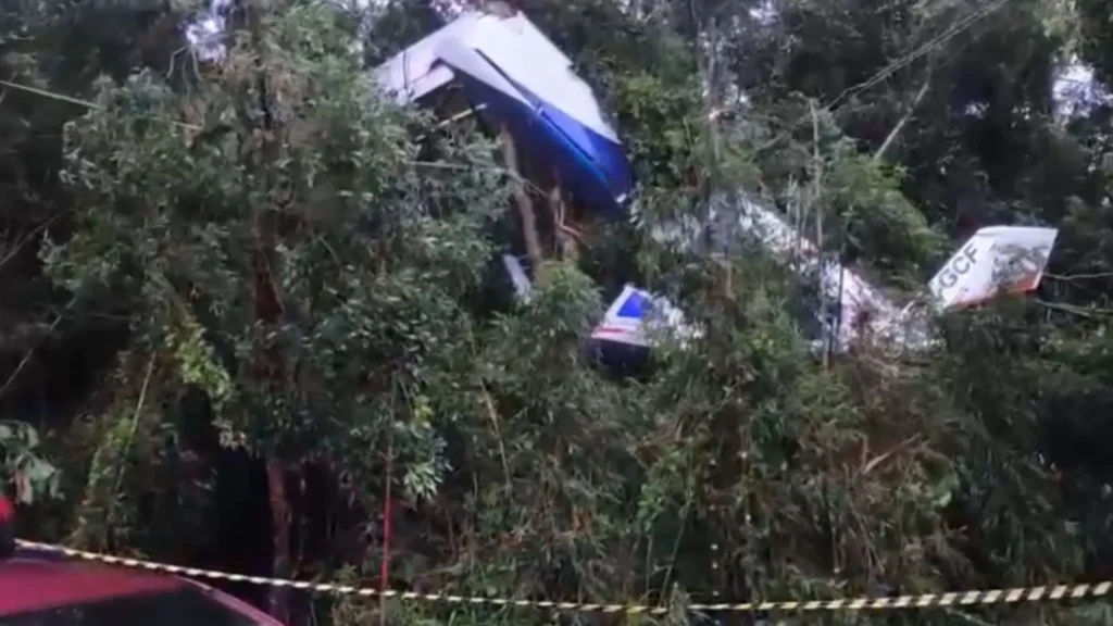 Avião que saiu de SC cai no Paraná durante temporal