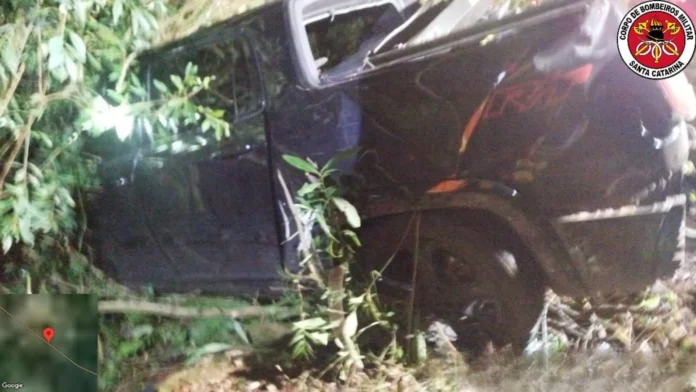 Caminhonete é arremessada para fora da pista após colisão na BR-282