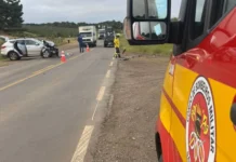 Motorista fica ferido em colisão com caminhão em Fraiburgo
