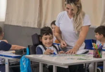 Agora é mais fácil estudar: alunos com cadeiras de rodas recebem carteiras adaptadas