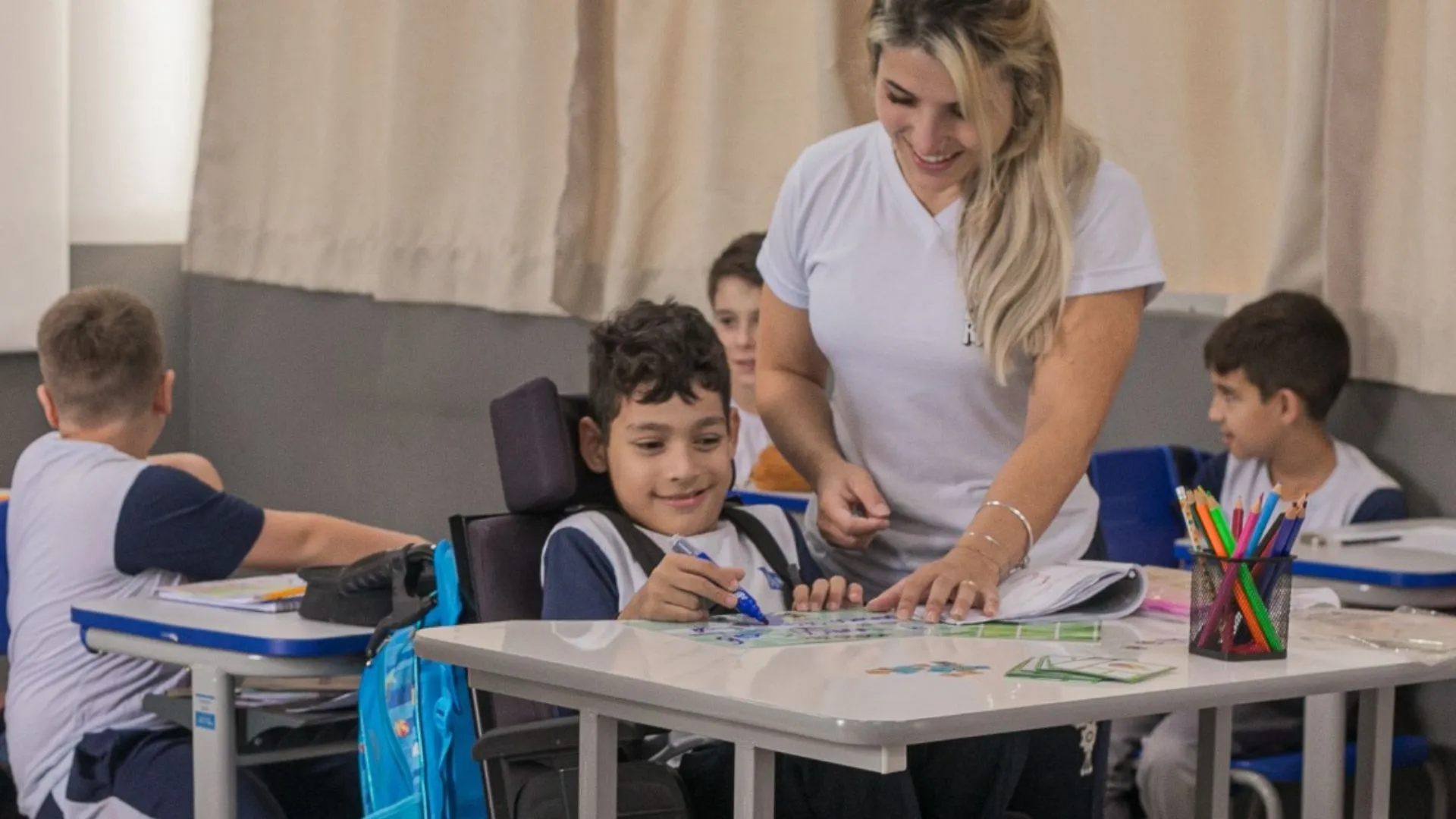 Agora é mais fácil estudar: alunos com cadeiras de rodas recebem carteiras adaptadas